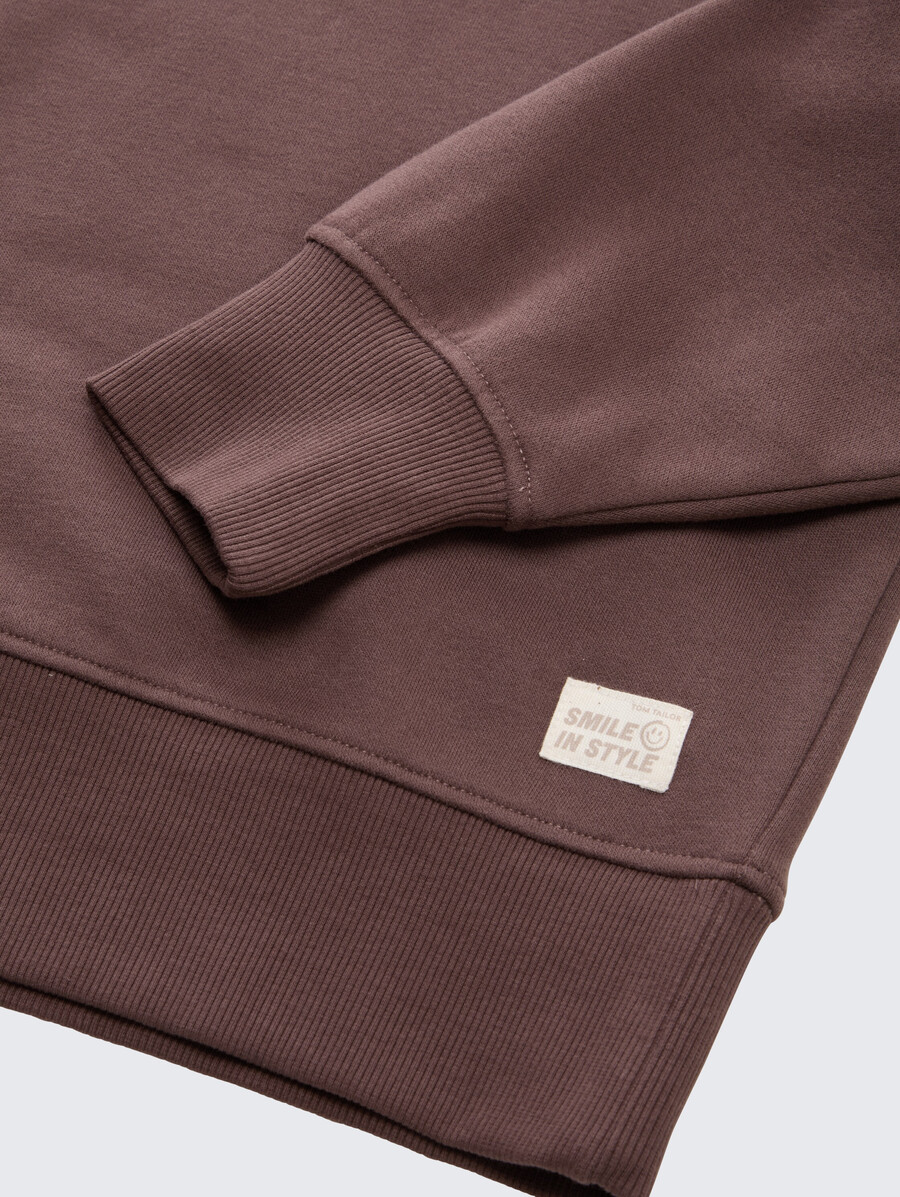 sudadera básica con insignia