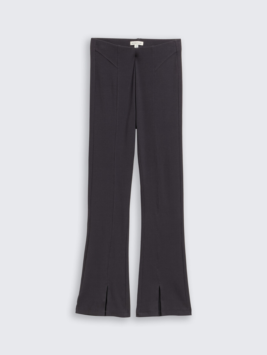 leggings acampanados con detalle de abertura