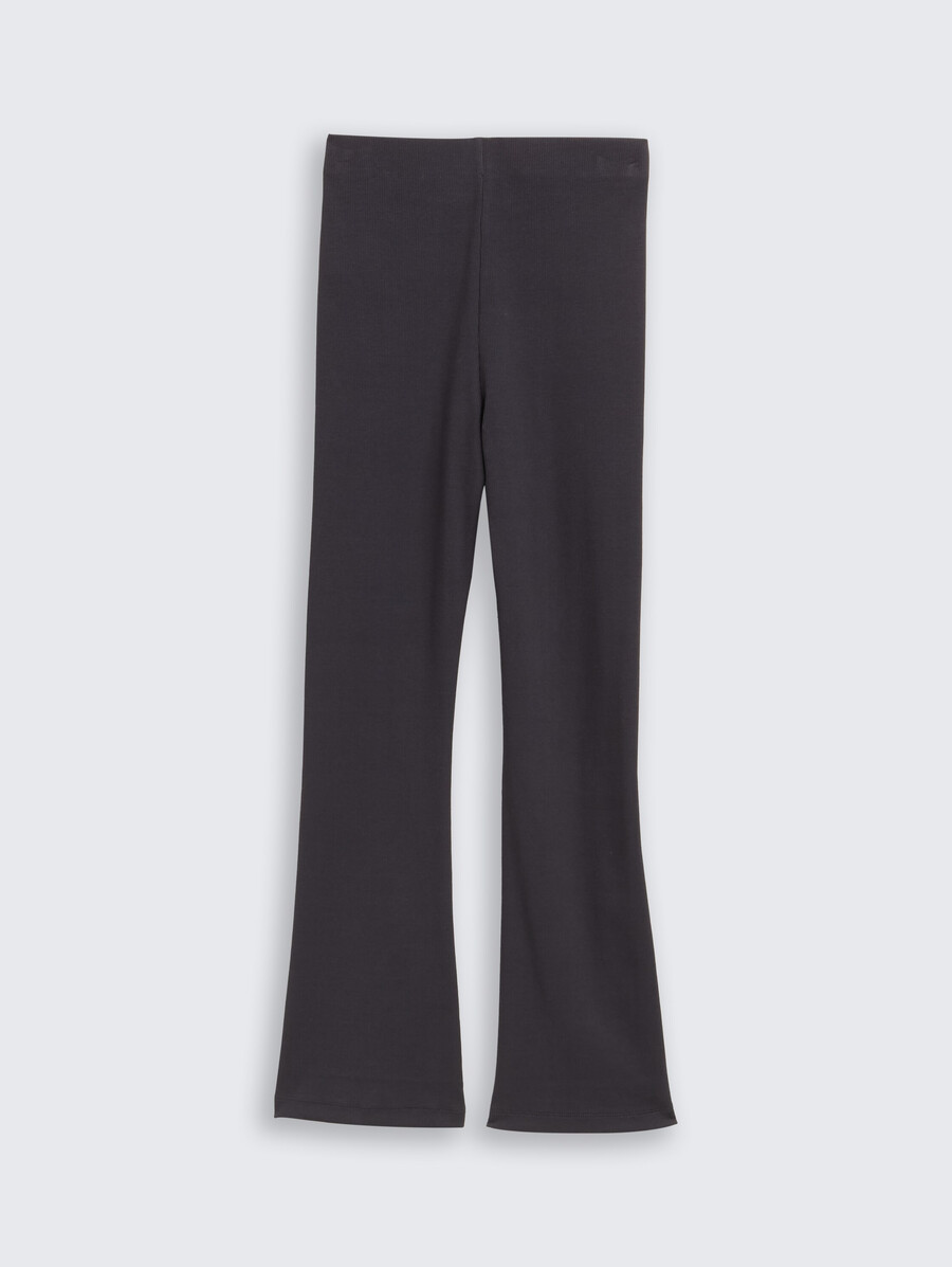 leggings acampanados con detalle de abertura