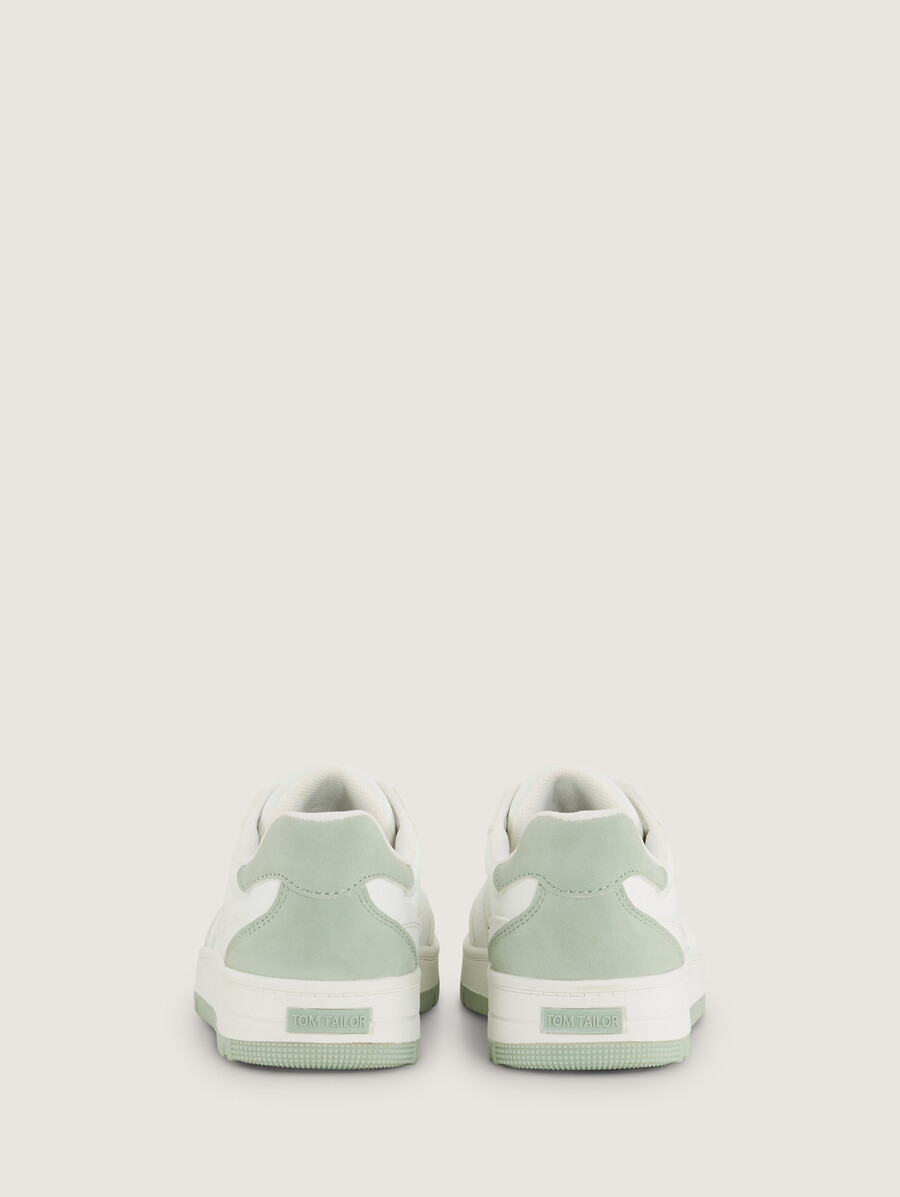 zapatillas con detalles de color