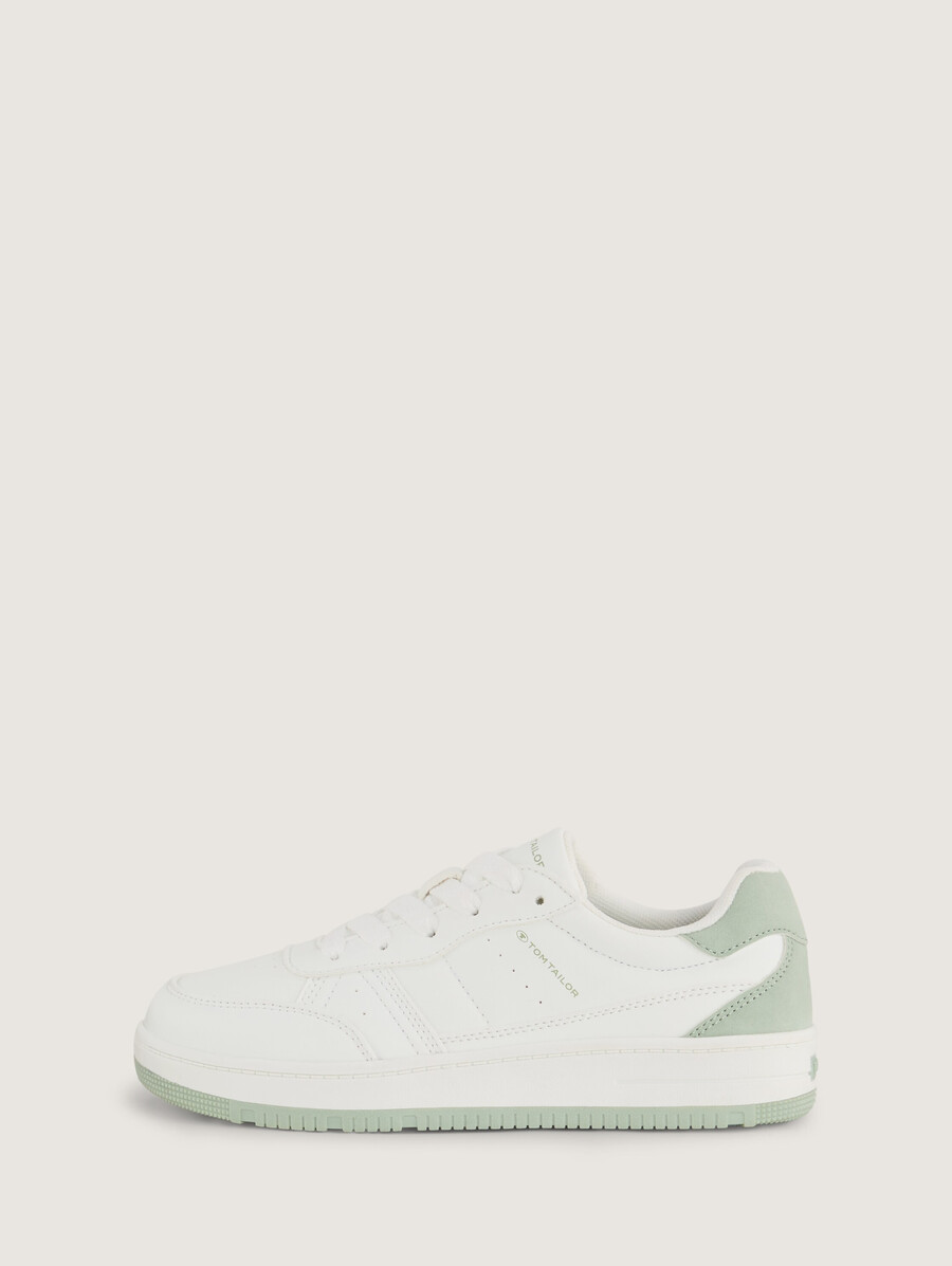 zapatillas con detalles de color