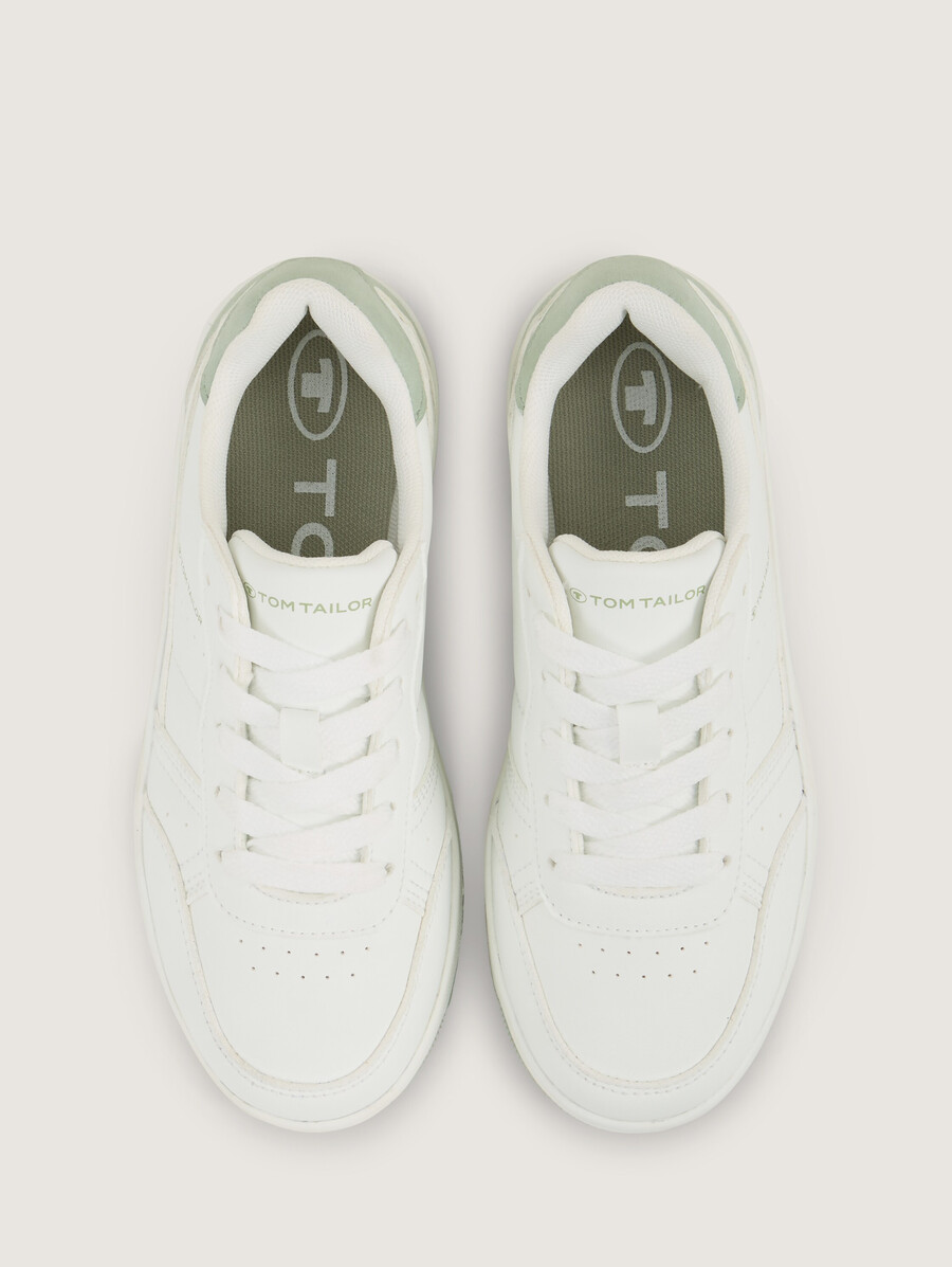 zapatillas con detalles de color