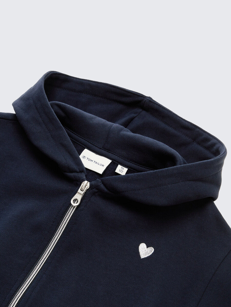 chaqueta deportiva corta con capucha y bordado