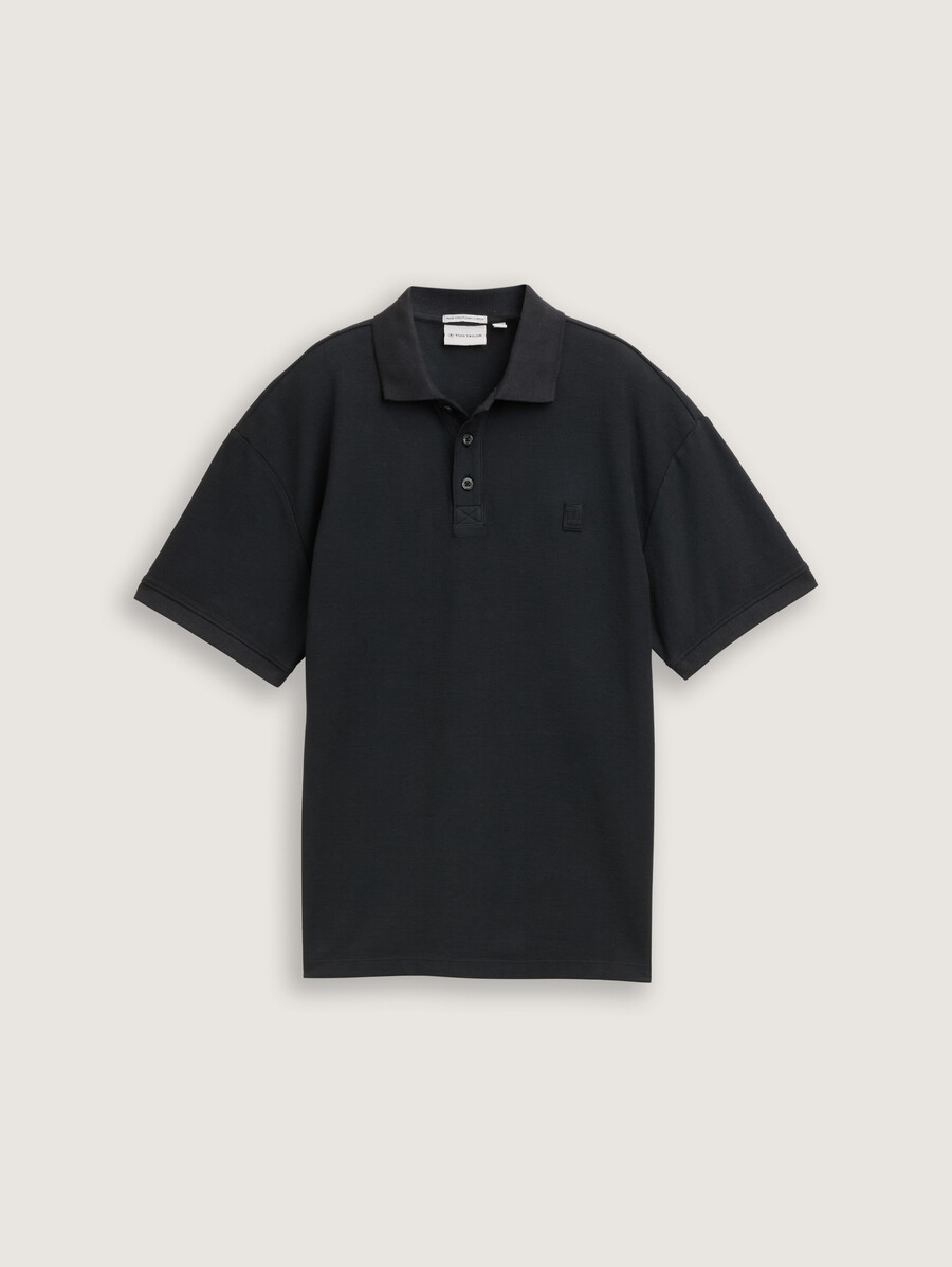 polo de gran tamaño con insignia del logotipo