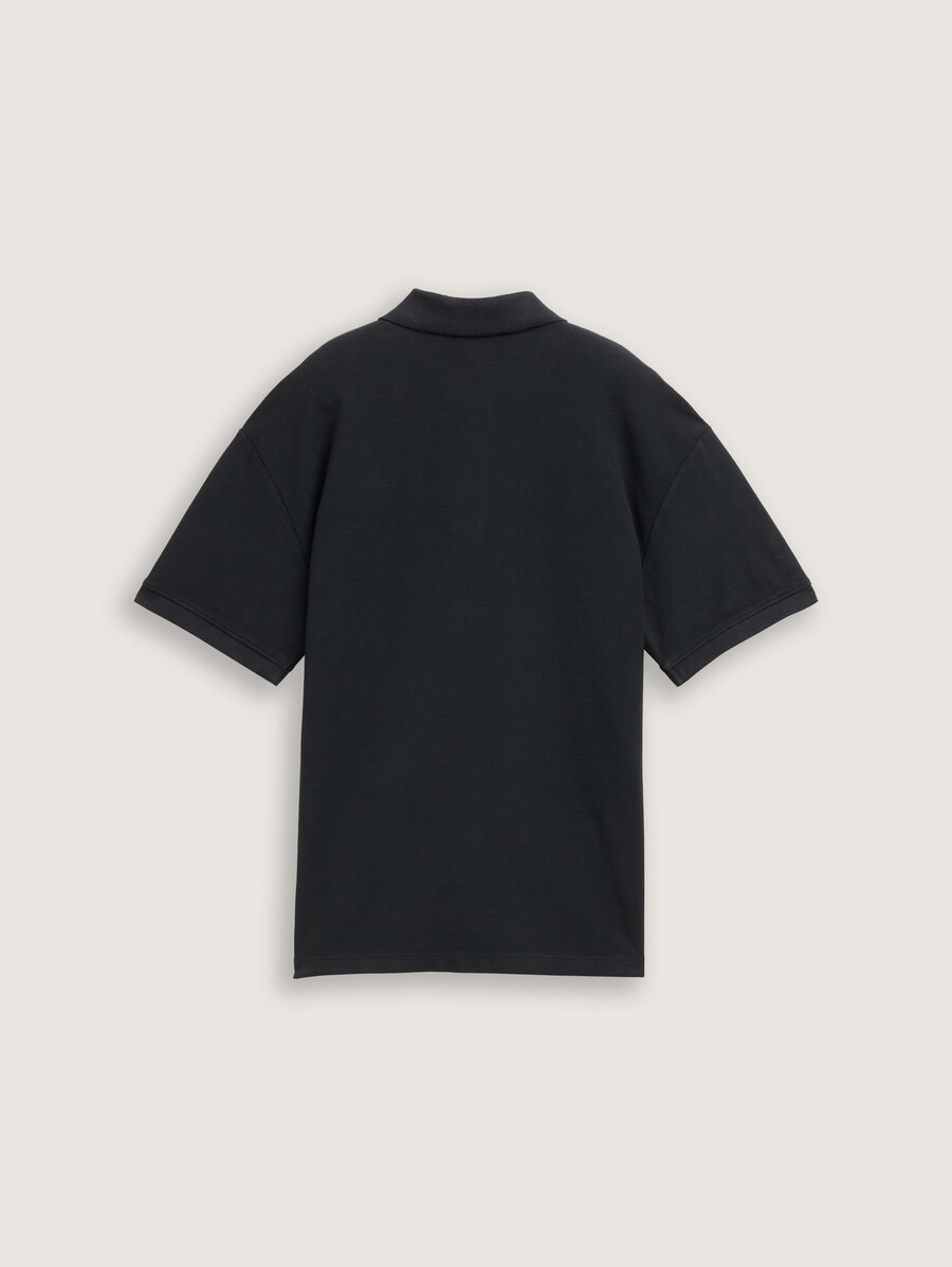 polo de gran tamaño con insignia del logotipo