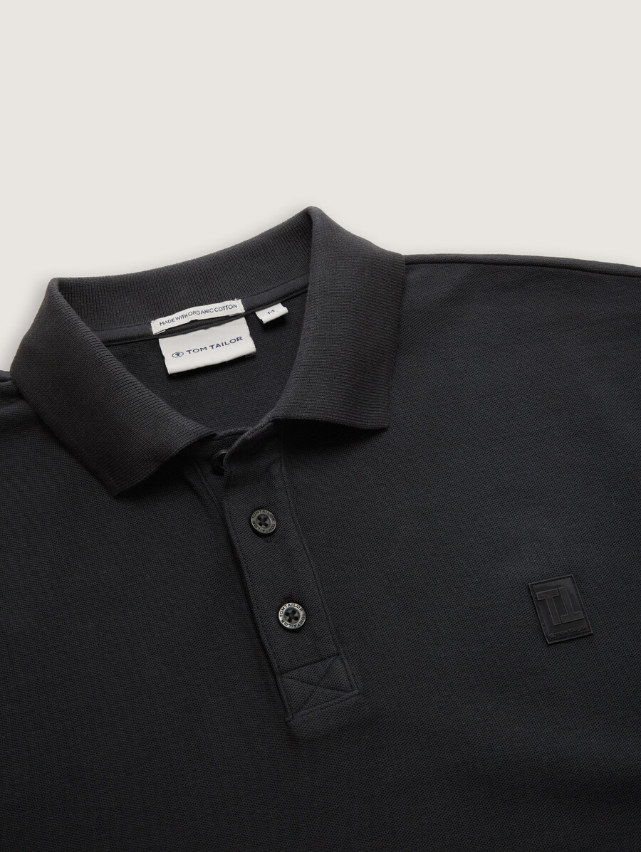polo de gran tamaño con insignia del logotipo