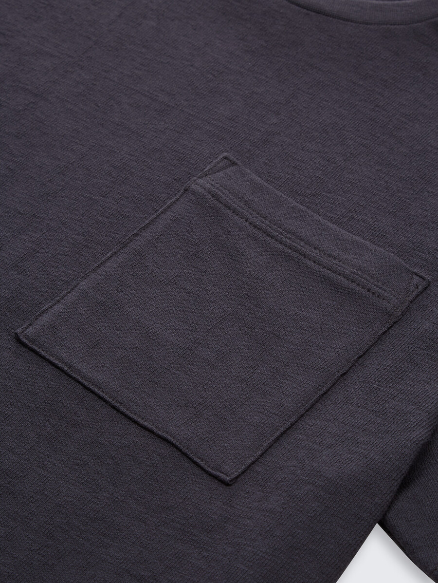 camiseta oversize con bolsillo en el pecho