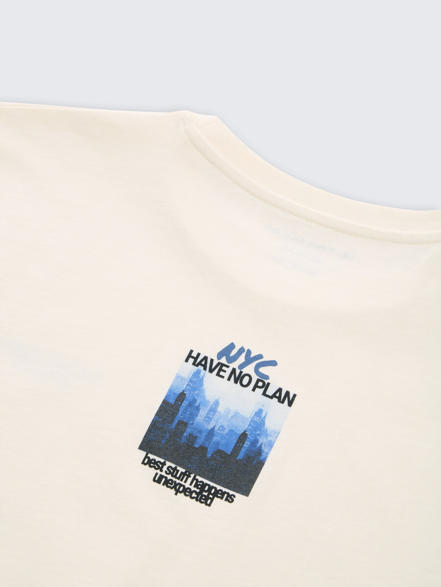 camiseta con estampado en la espalda