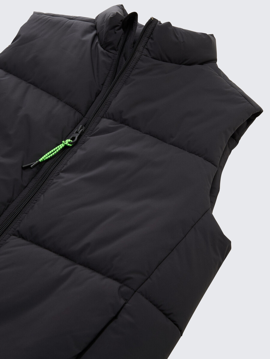 chaleco acolchado con cuello alto
