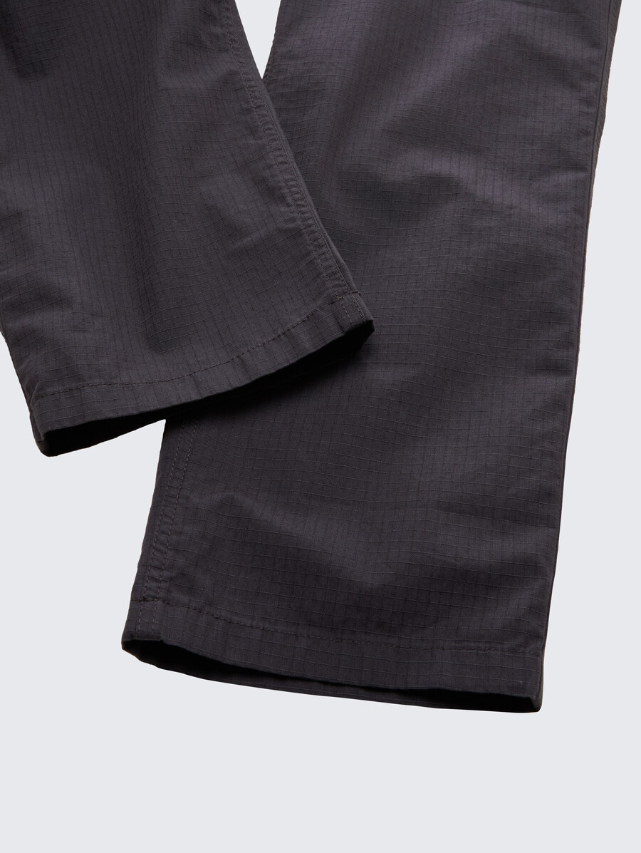 pantalones holgados y relajados