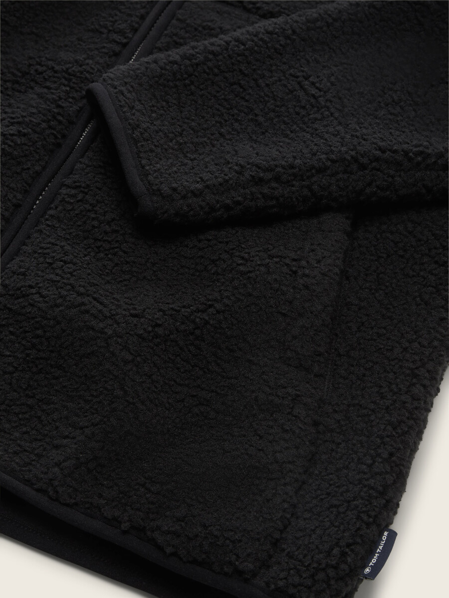 chaqueta de peluche con cuello alto