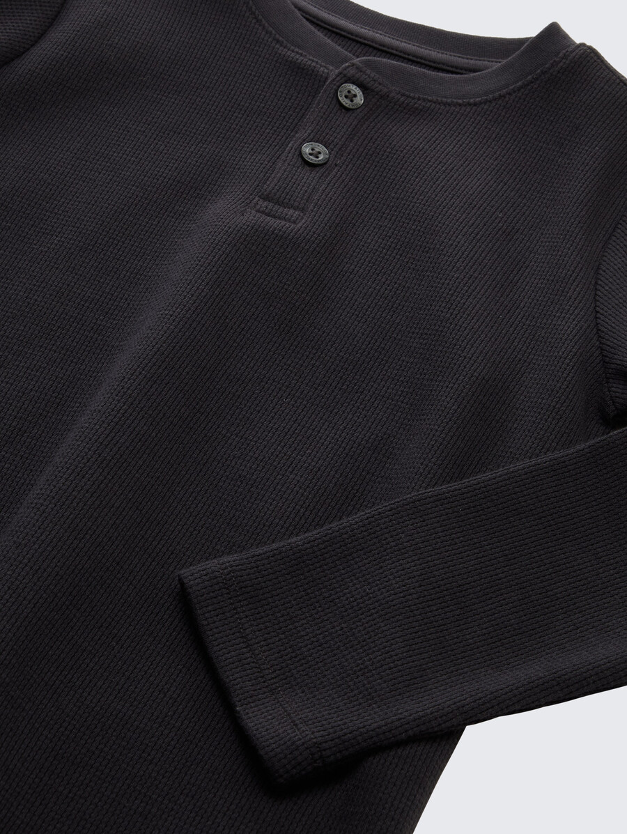 camisa de manga larga henley con textura de gofre