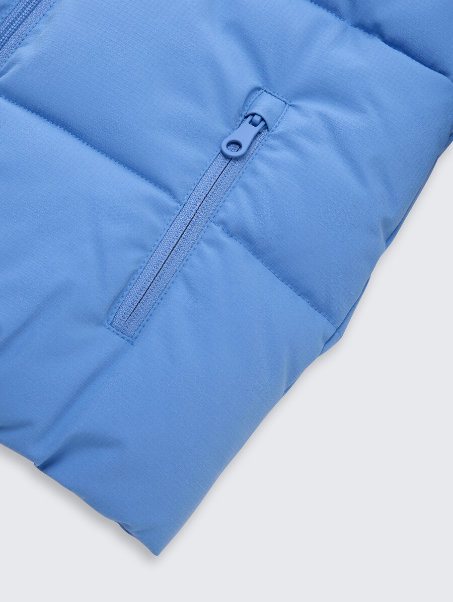 chaqueta acolchada con capucha desmontable