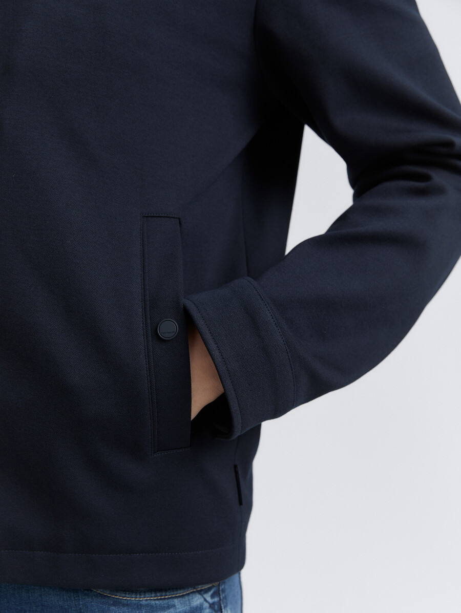 cazadora de piqué con cuello bomber