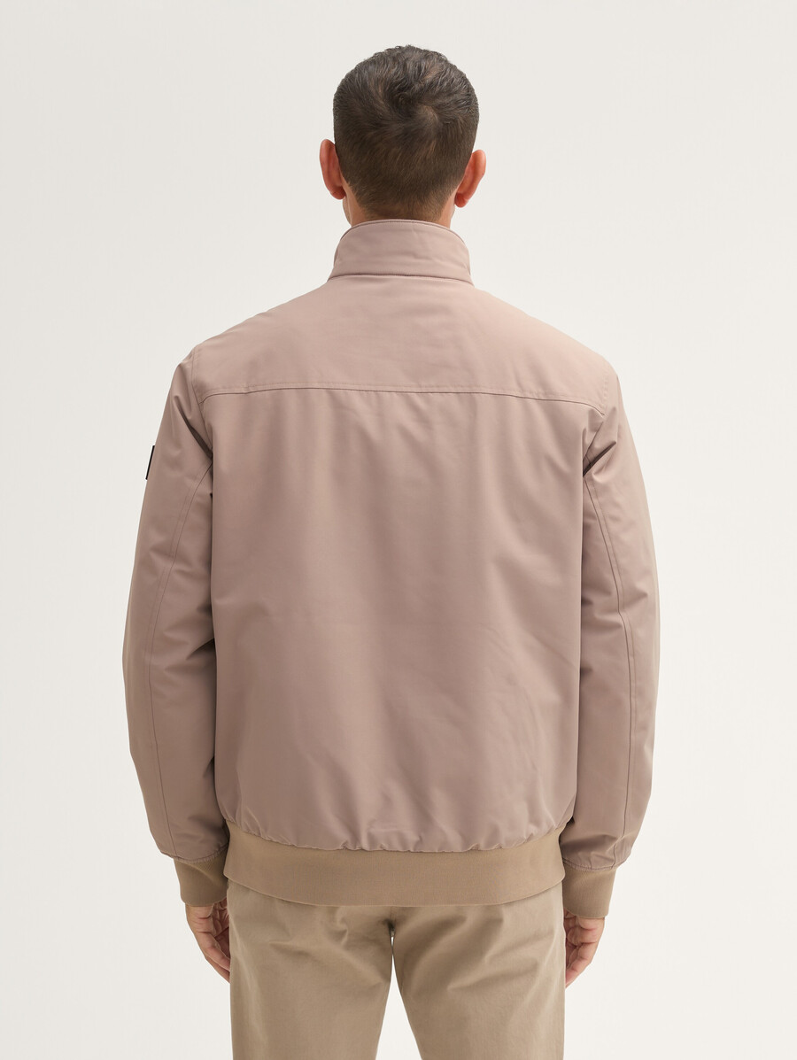 chaqueta blusón con cuello alto