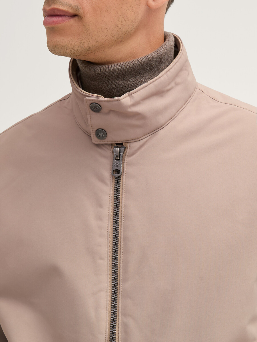 chaqueta blusón con cuello alto