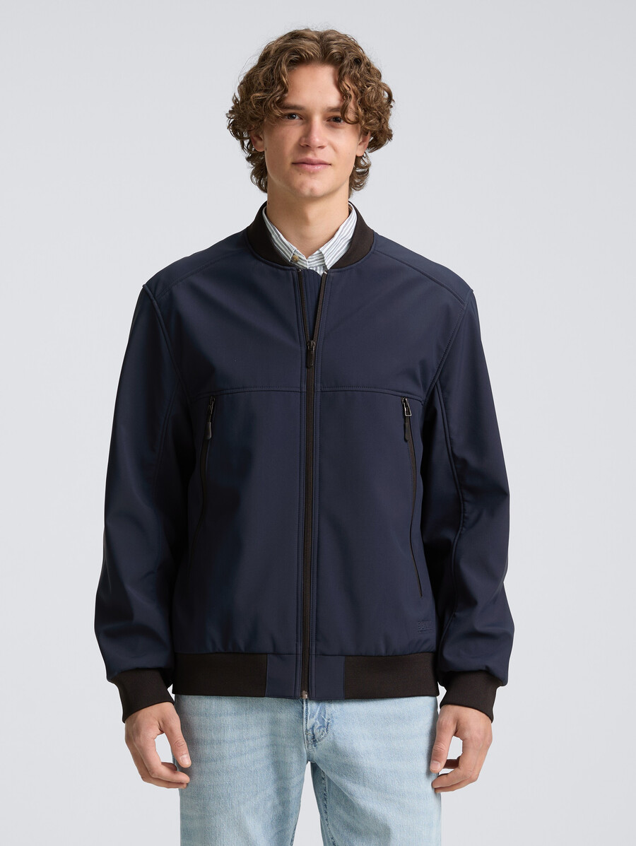 chaqueta softshell estilo bomber