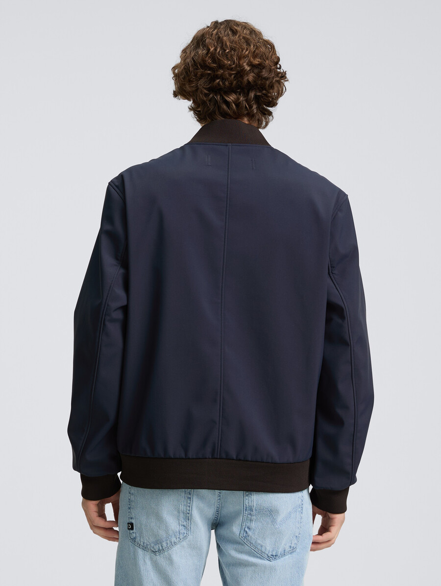 chaqueta softshell estilo bomber