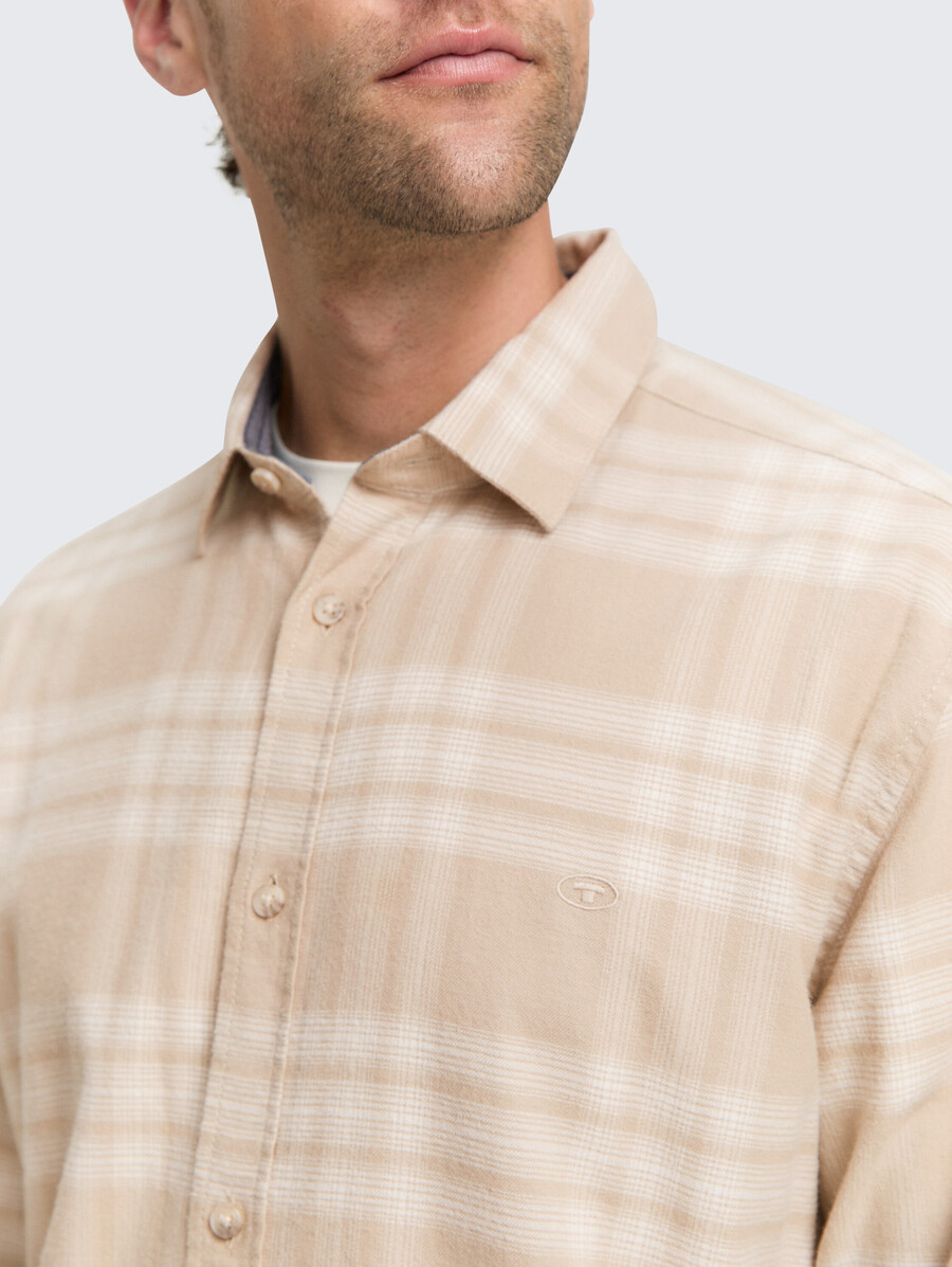 camisa de corte regular con bordado de logo