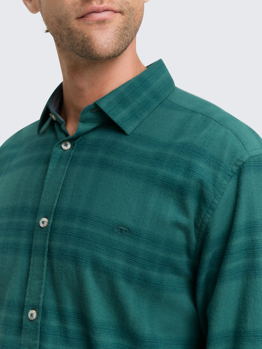 camisa de corte regular con bordado de logo