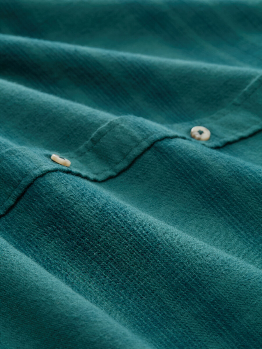 camisa de corte regular con bordado de logo