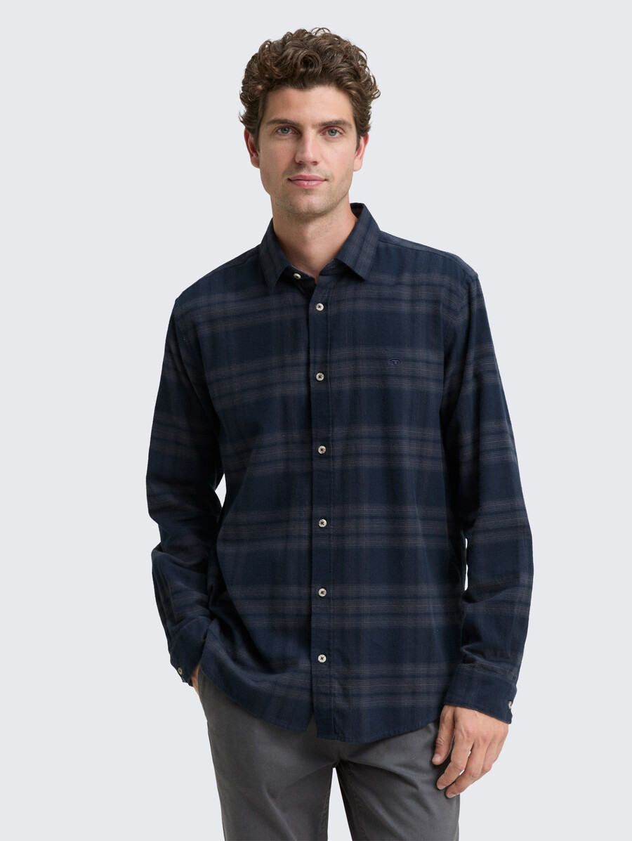 camisa de corte regular con bordado de logo