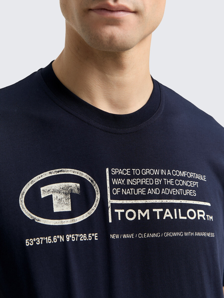 camiseta con estampado de logotipo