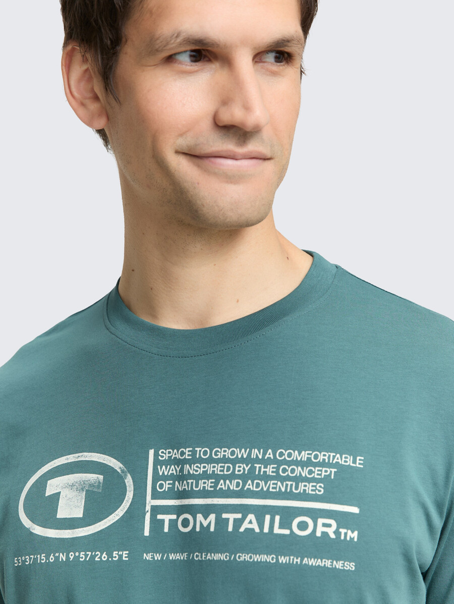 camiseta con estampado de logotipo