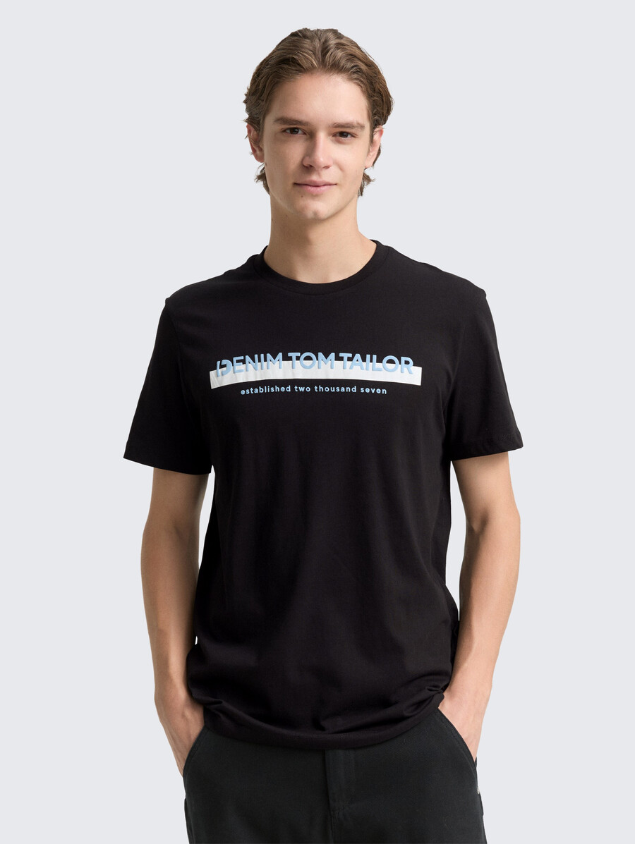 camiseta con estampado de logotipo