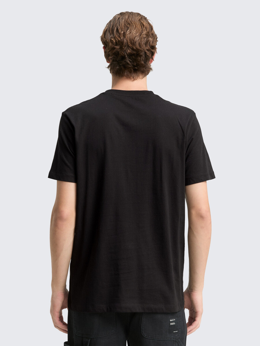 camiseta con estampado de logotipo
