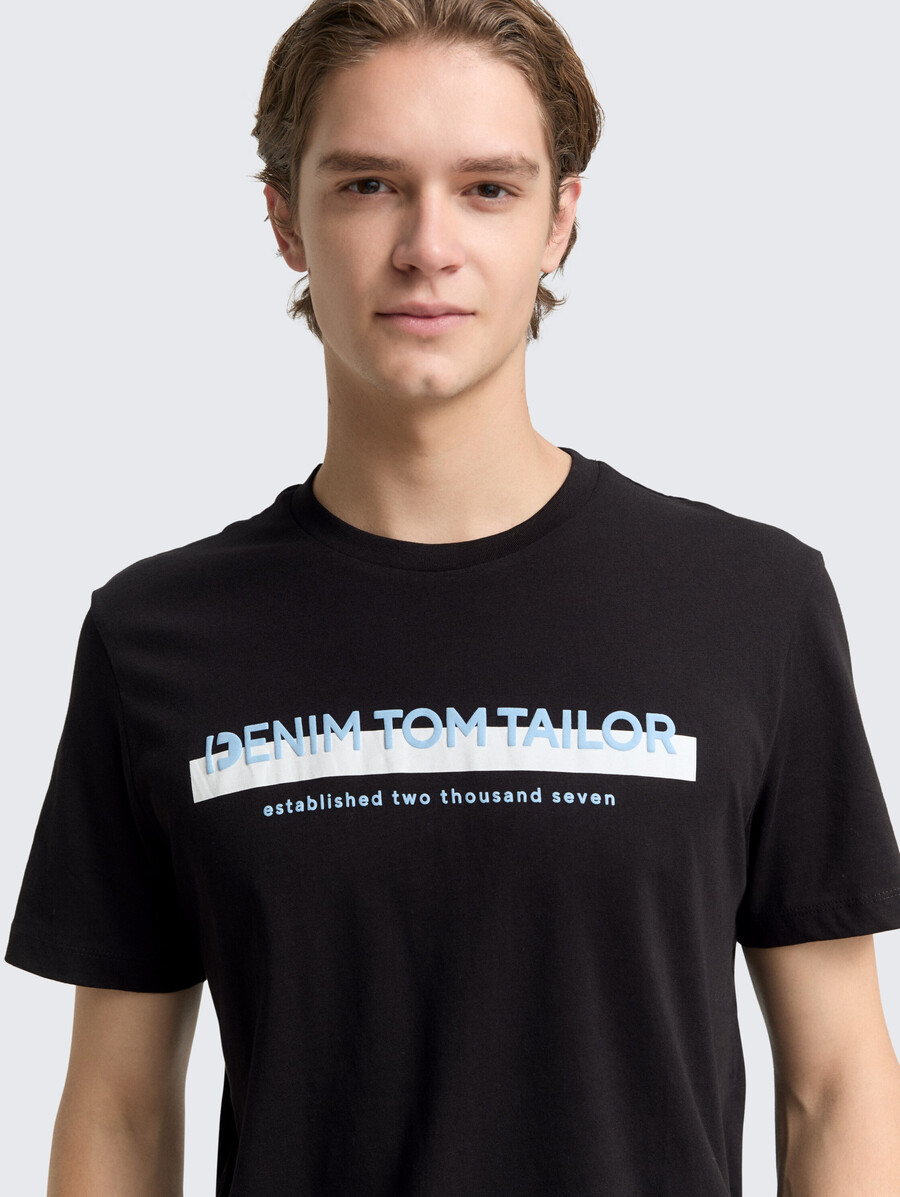 camiseta con estampado de logotipo