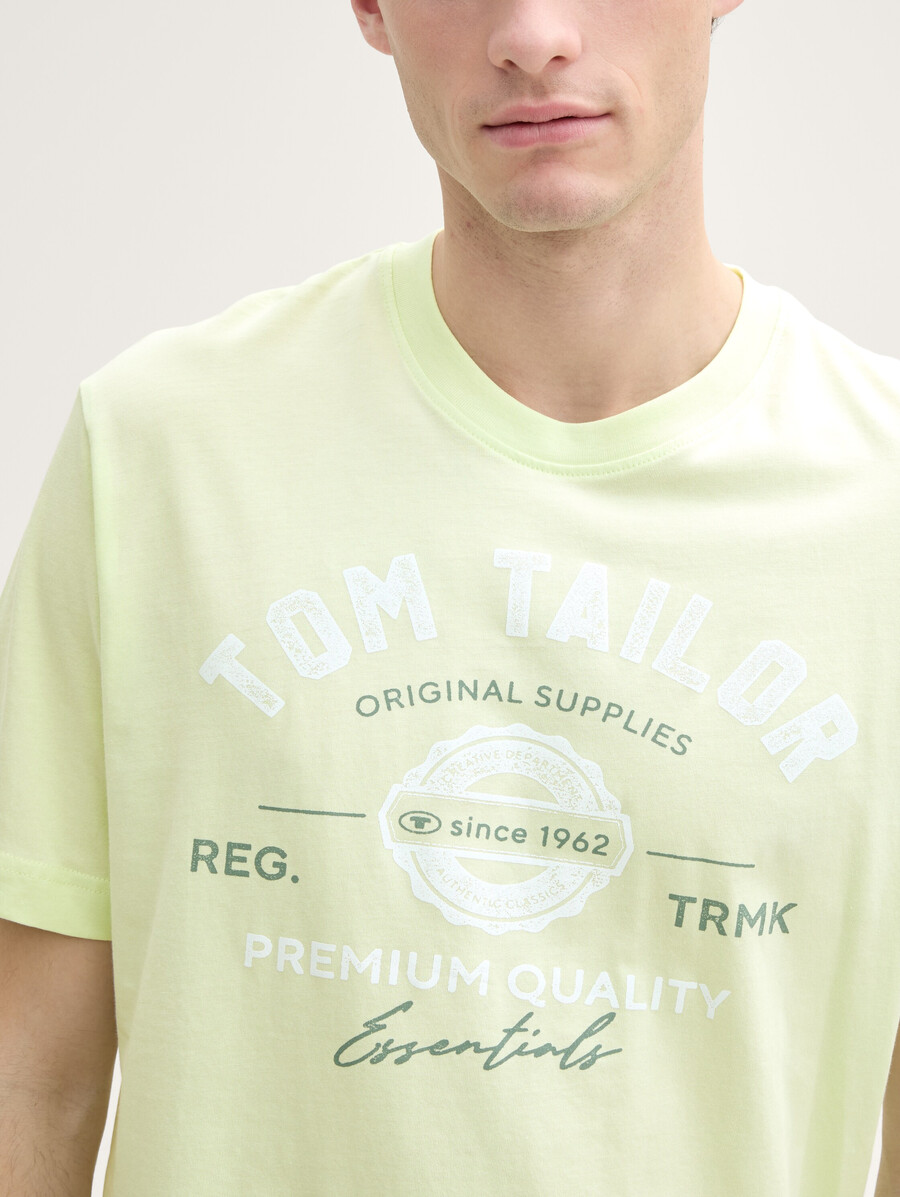 camiseta con estampado de logotipo