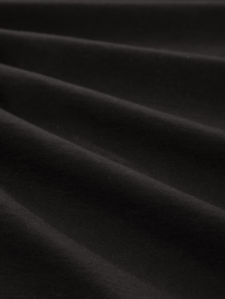 camiseta slim fit con elástico