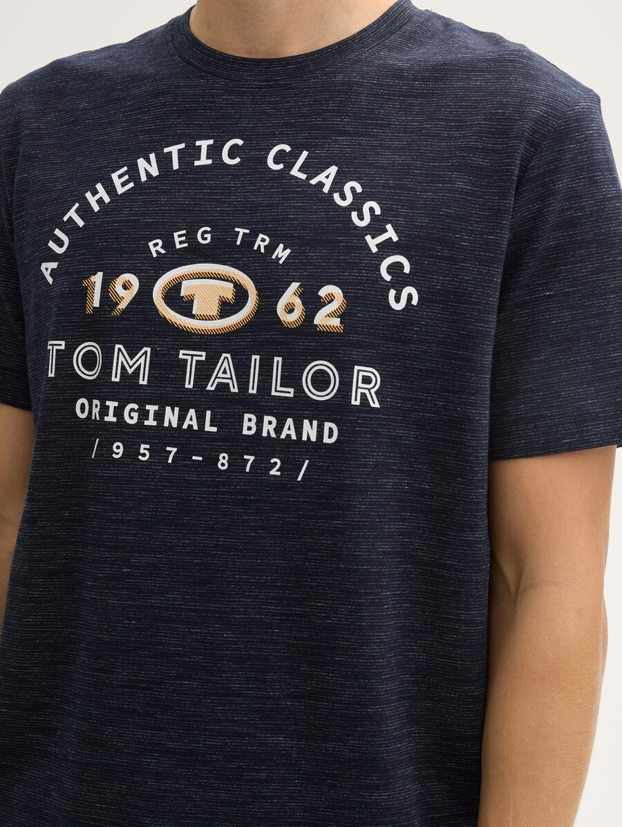 camiseta con estampado de logotipo