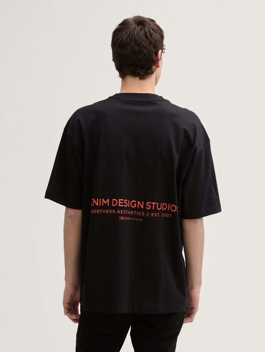 camiseta oversize con estampado en la espalda
