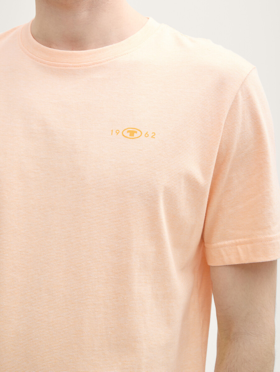 camiseta con estampado de logotipo
