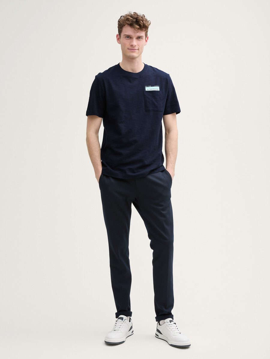 camiseta con bolsillo en el pecho