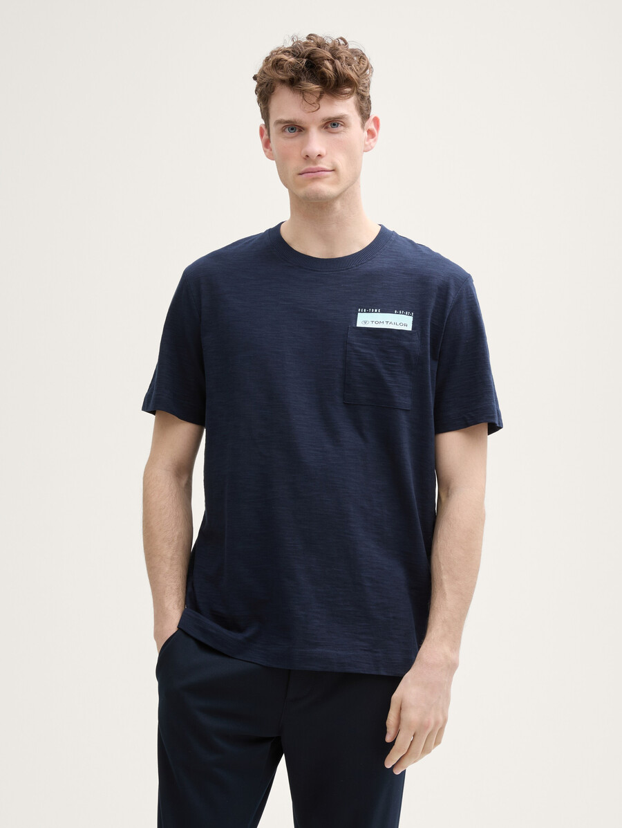 camiseta con bolsillo en el pecho