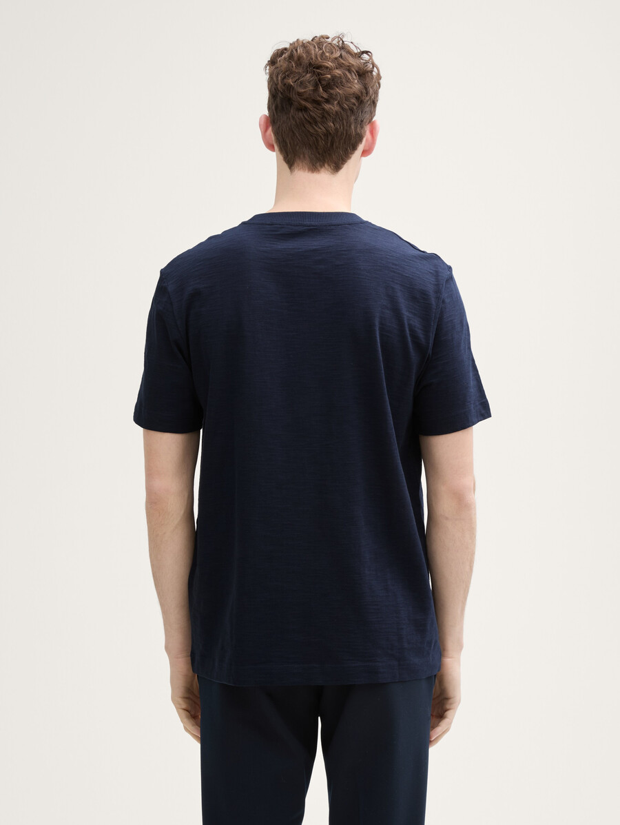 camiseta con bolsillo en el pecho