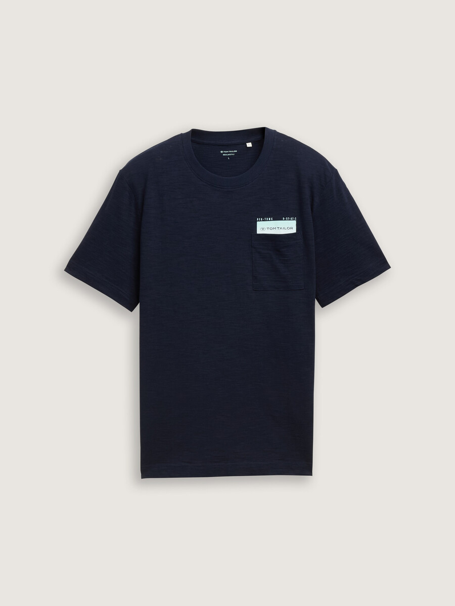 camiseta con bolsillo en el pecho