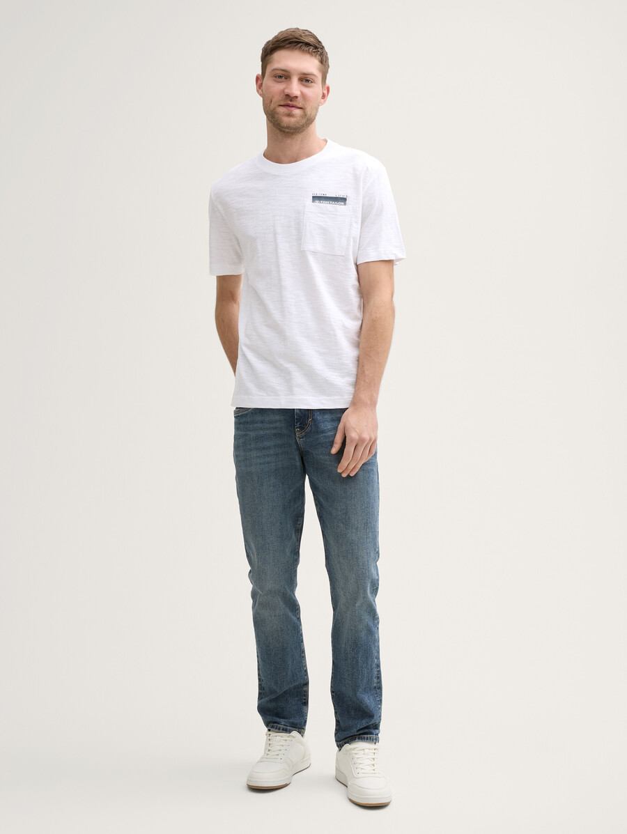 camiseta con bolsillo en el pecho