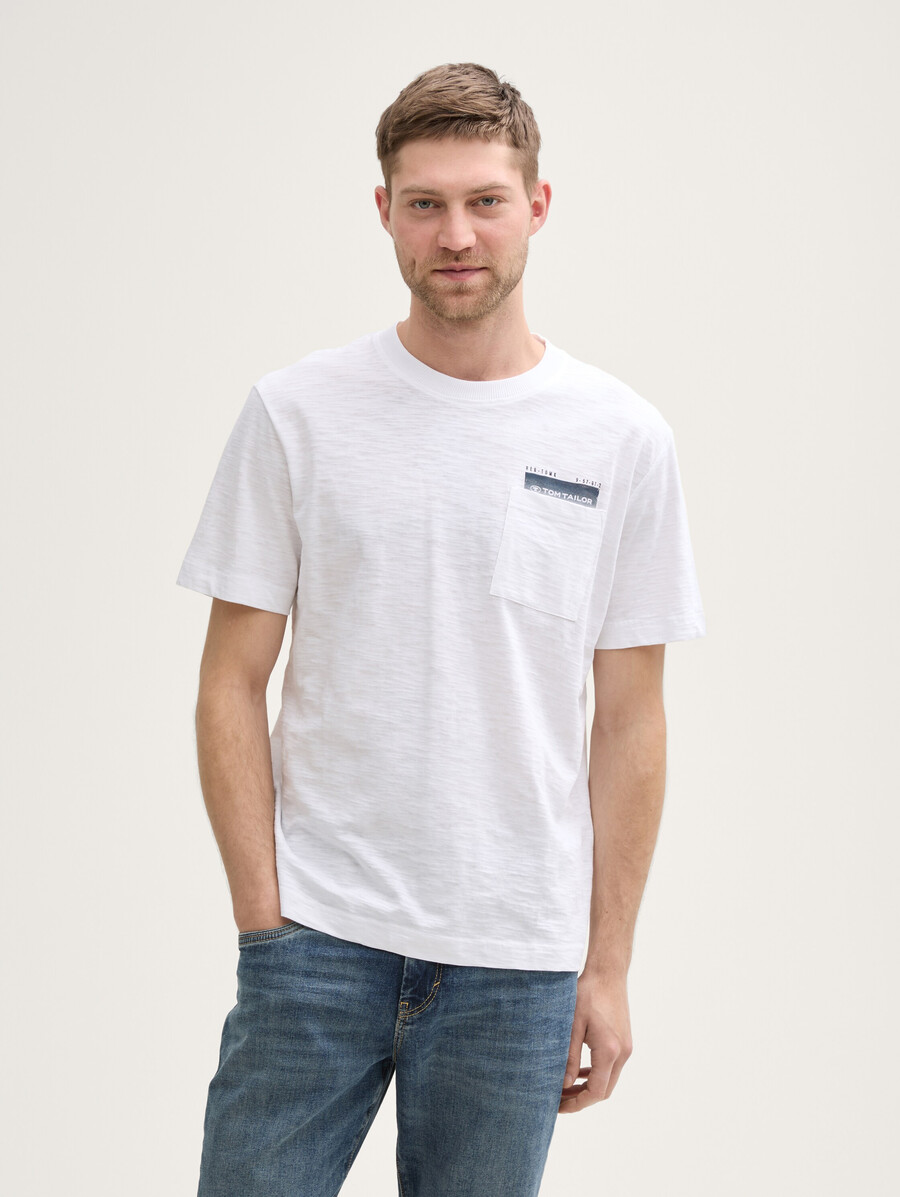 camiseta con bolsillo en el pecho
