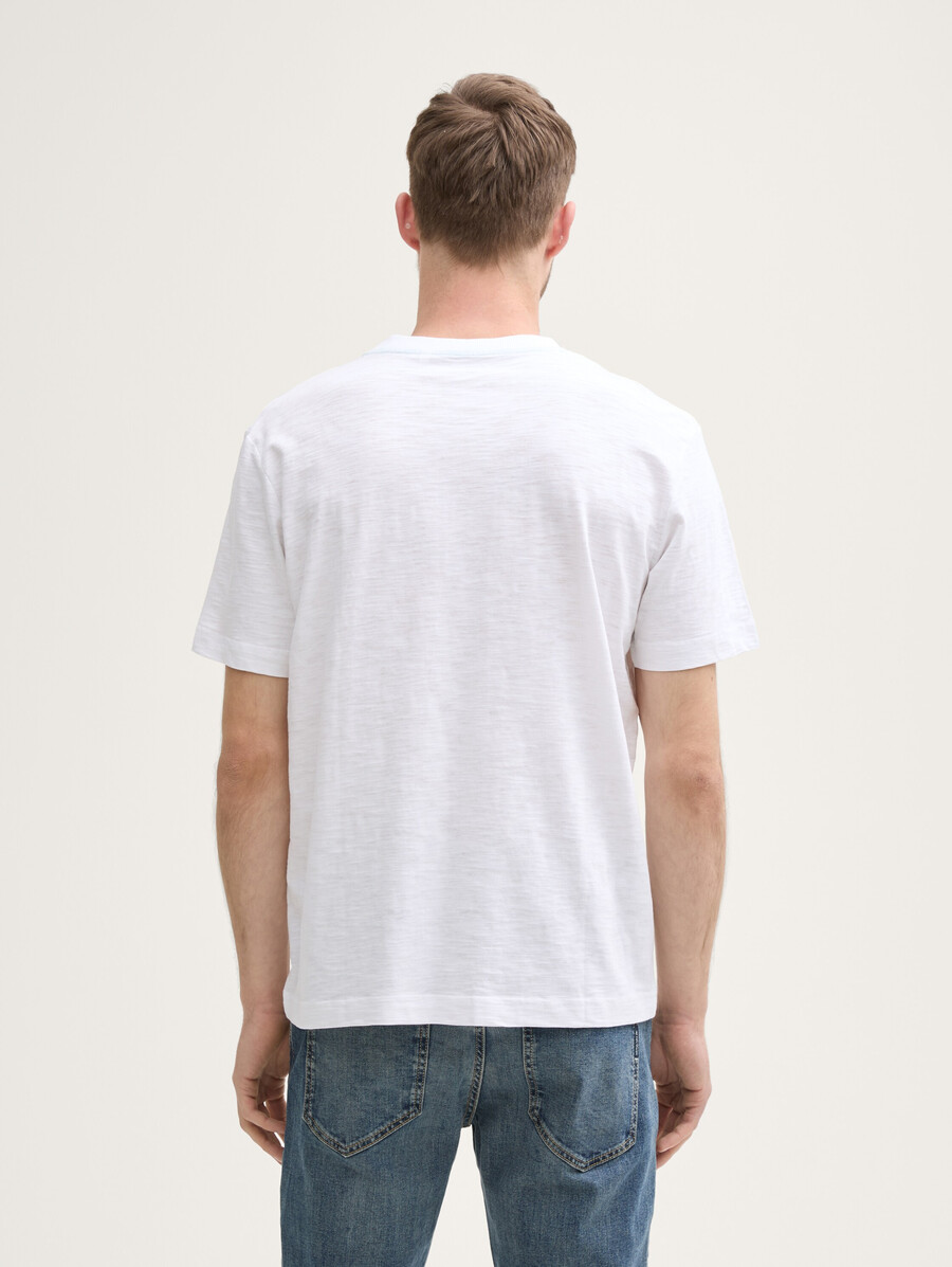 camiseta con bolsillo en el pecho