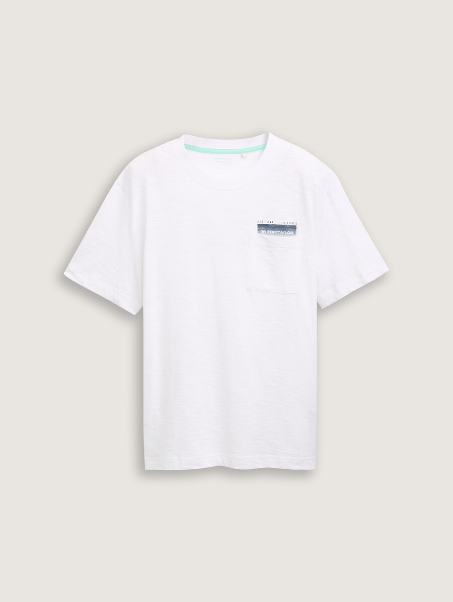 camiseta con bolsillo en el pecho