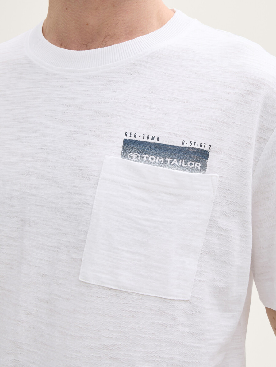 camiseta con bolsillo en el pecho