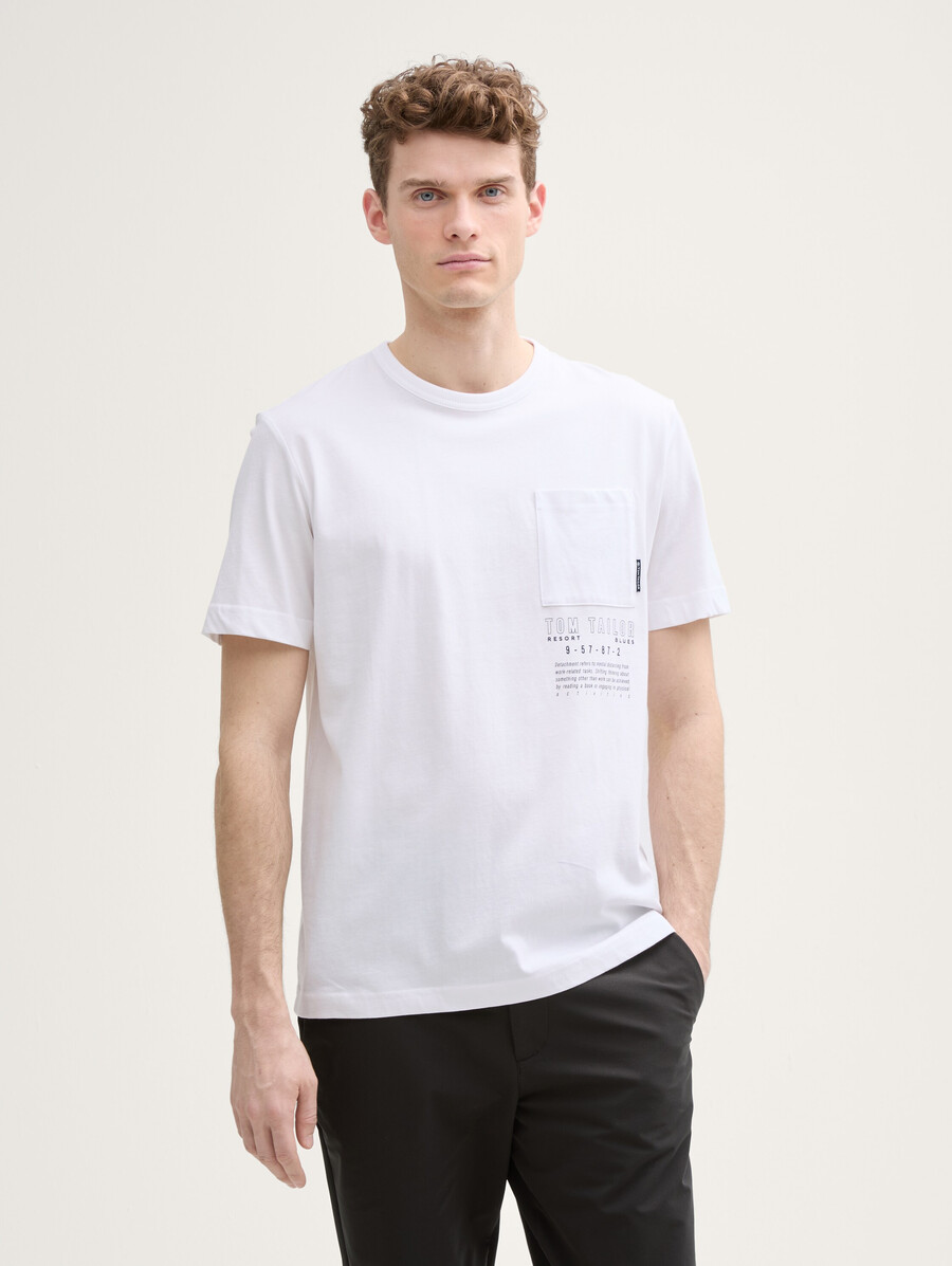 camiseta con bolsillo en el pecho