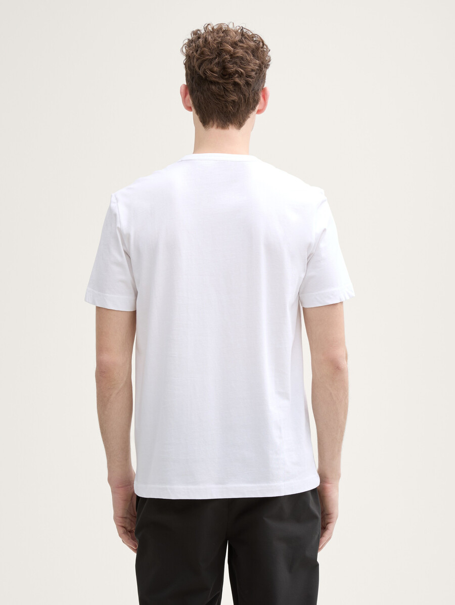 camiseta con bolsillo en el pecho