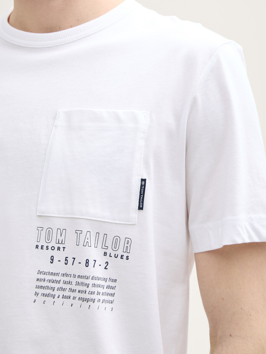 camiseta con bolsillo en el pecho