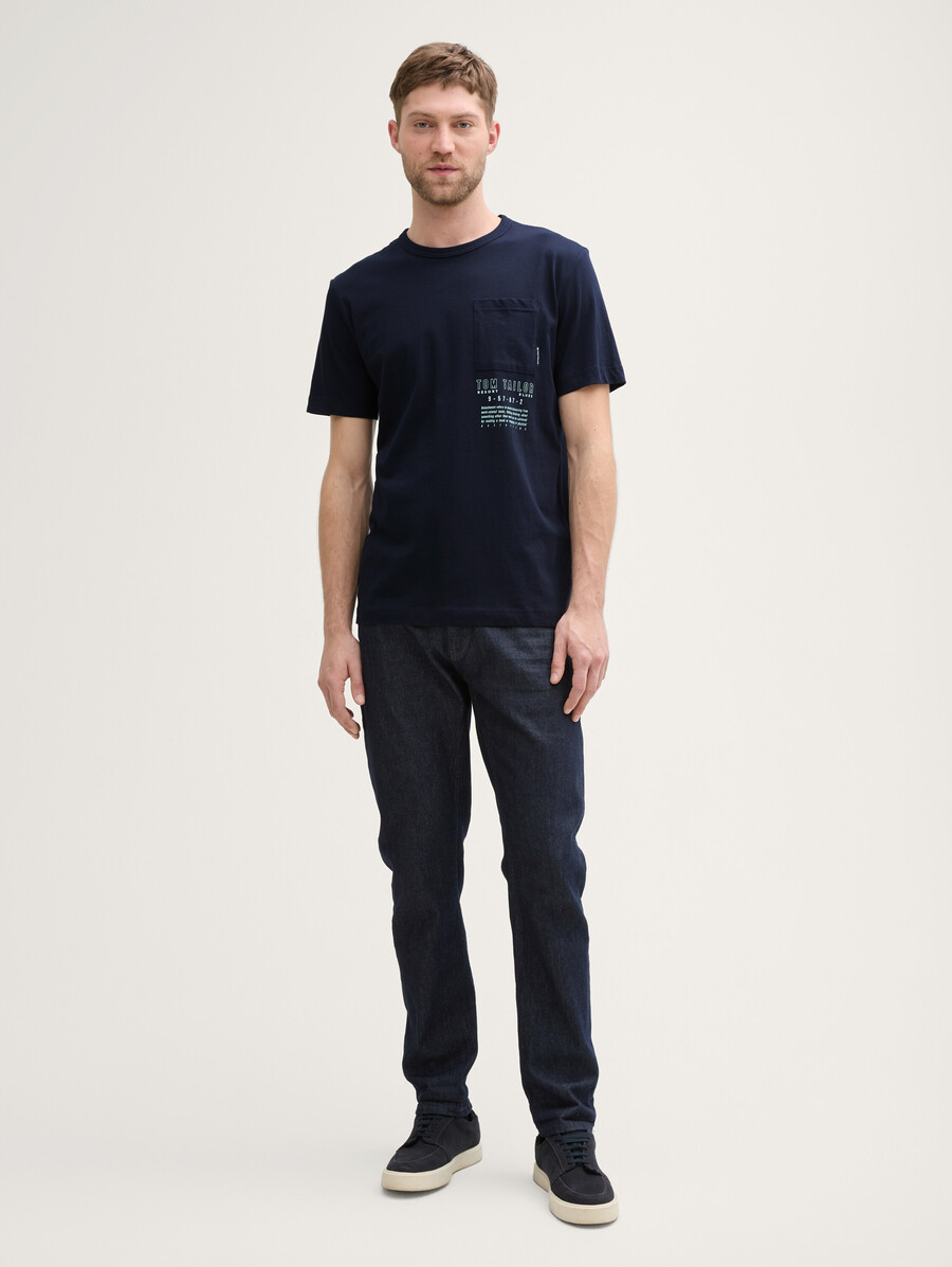 camiseta con bolsillo en el pecho