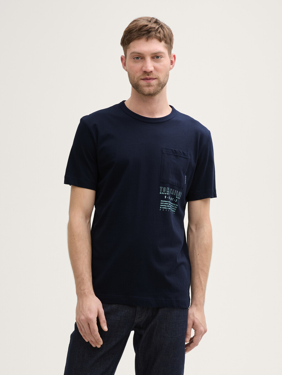 camiseta con bolsillo en el pecho